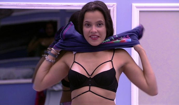 Emilly se descuida ao trocar de roupa e mostra demais notícias em Agora na casa