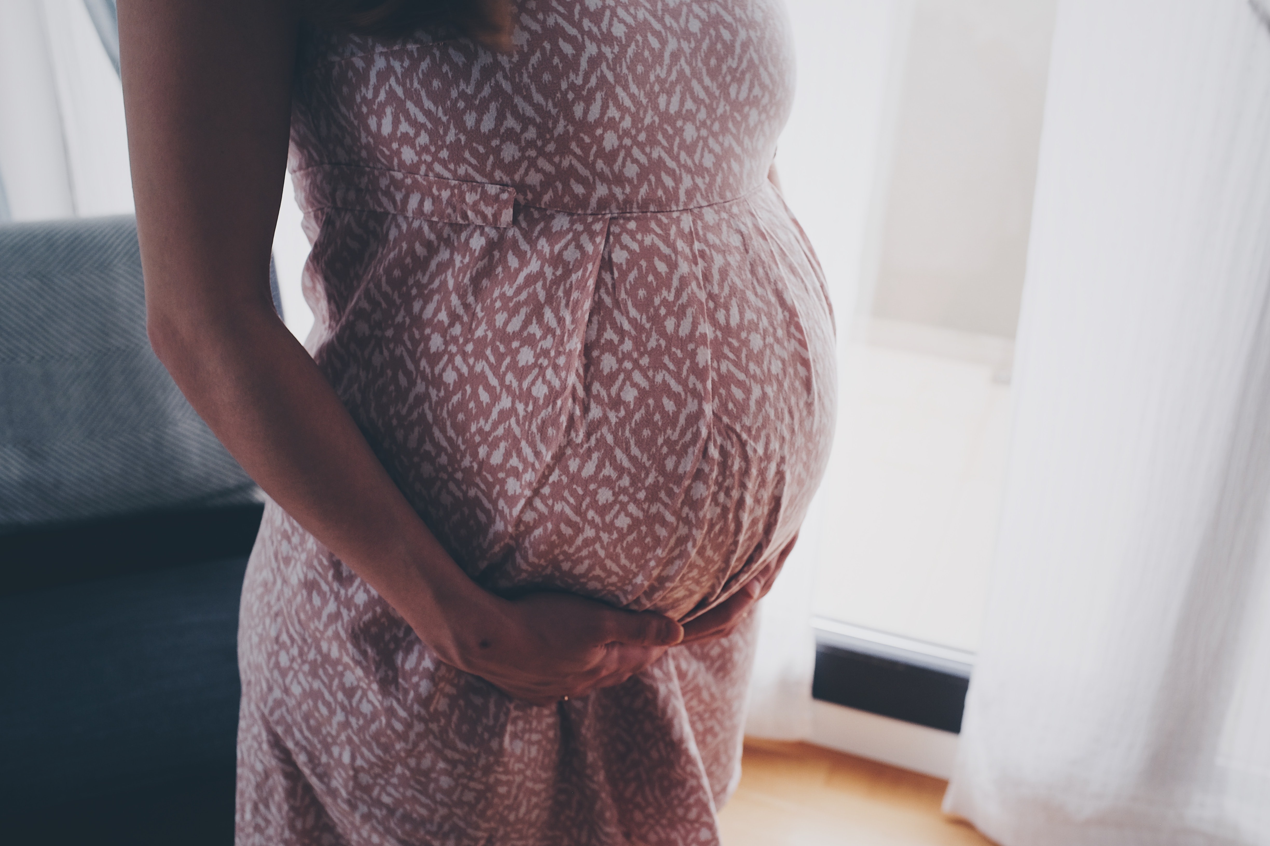 Níveis do hormônio cortisol na gravidez podem afetar o desenvolvimento do cérebro do feto, indica estudo liderado pela Universidade de Edimburgo (Foto: Ömürden Cengiz / Unsplash)