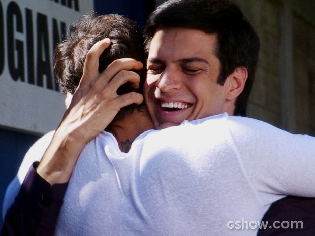 Félix dá aquele abraço com Anjinho (Foto: Amor à Vida/TV Globo) Félix dá aquele abraço com Anjinho (Foto: Amor à Vida/TV Globo)