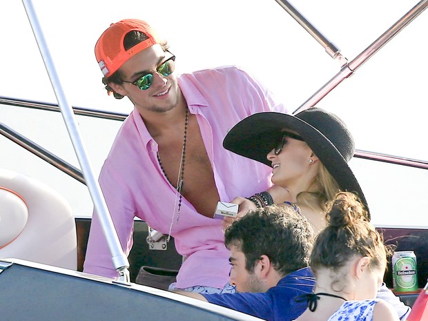 Álvaro Garnero Filho e Paris Hilton em Ibiza, na Espanha (Foto: Grosby Group/ Agência)