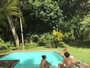 Bruna Linzmeyer faz topless com amigas à beira da piscina