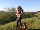 Gisele Bündchen caminha com a filha e a cachorra: 'Minhas meninas'