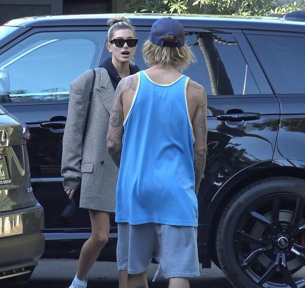 Justin Bieber e Hailey Baldwin discutem na rua e modelo é confortada