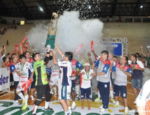 Cascavel comemora título do primeiro turno de futsal do Paranaense (Foto: Divulgação)