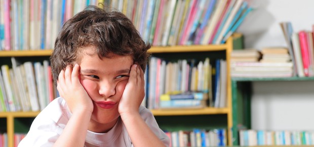 Criança chateada na escola (Foto: Shutterstock)