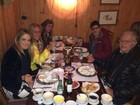 Sem Rafinha, Ticiane Pinheiro janta com a família: 'Amo muito'