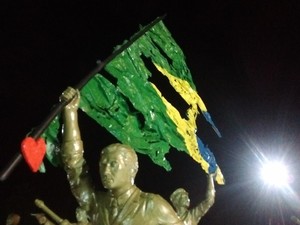 Bandeira rasgada também ganhou o colorido do acessório (Foto: Viuller Bernardo/Divulgação)