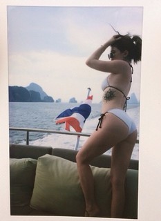 Kylie Jenner com short curtíssimo e bumbum empinado