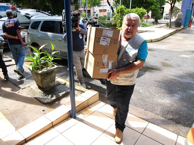 Caixas foram levadas para a PF (Foto: Marlon Costa/Pernambuco Press)