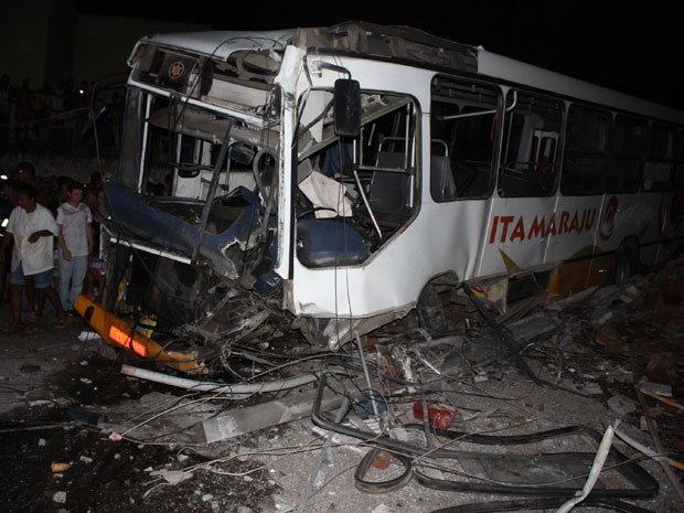 Acidente com ônibus mata uma pessoa e fere mais de 20 em Itamaraju, na Bahia (Foto: Danuse Luiza/Itamaraju Notícias)