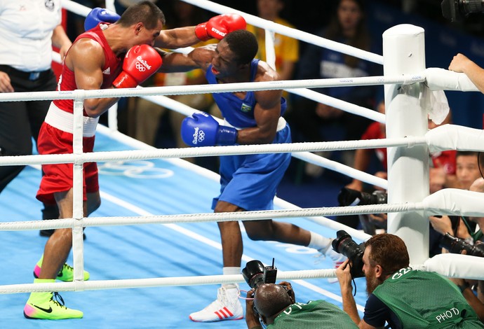 Boxe: Joedison Teixeira em luta franca contra Batuhan Gozgec (Foto: Saulo Cruz/ Exemplus/ COB)