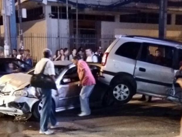 Carro foi parar 'em cima' de outro veículo após acidente no Centro de Lavras, MG (Foto: Reprodução EPTV / Whatsapp)