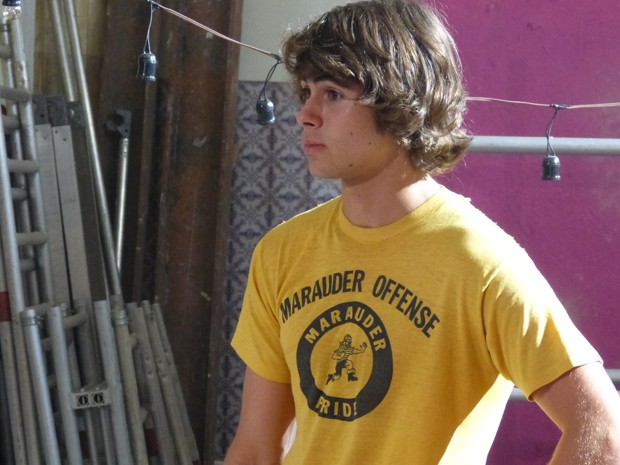 O guitarrista fica apavorado com a possibilidade de Vicki contar o segredo (Foto: Gshow)