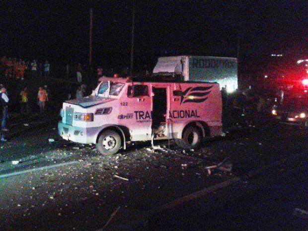 Carro-forte ficou destruído após ação de quadrilha na Rodovia Anhanguera, em Araras (Foto: Fábio Peixoto/Arquivo Pessoal)