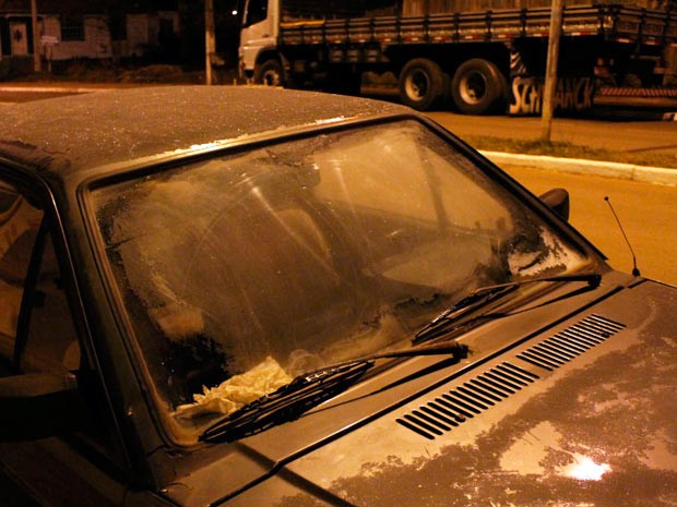 Camada de geada sobre carro em Cambará do Sul, RS (Foto: Diego Guichard/G1)