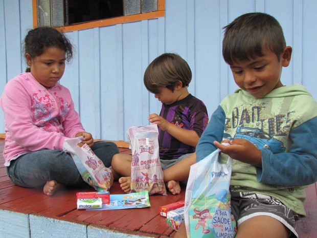 Crianças são tratadas e recebem orientações sobre higiene bucal (Foto: Barco Sorriso / Divulgação)