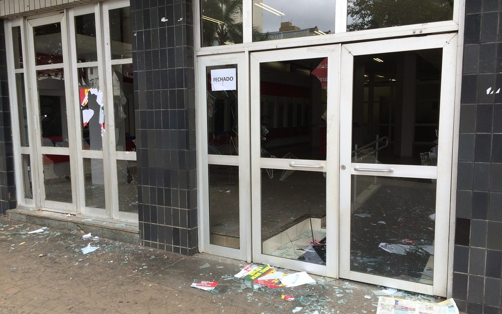 Agências bancárias tiveram vidros quebrados durante confusão, em Goiânia, Goiás (Foto: Vitor Santana/G1)