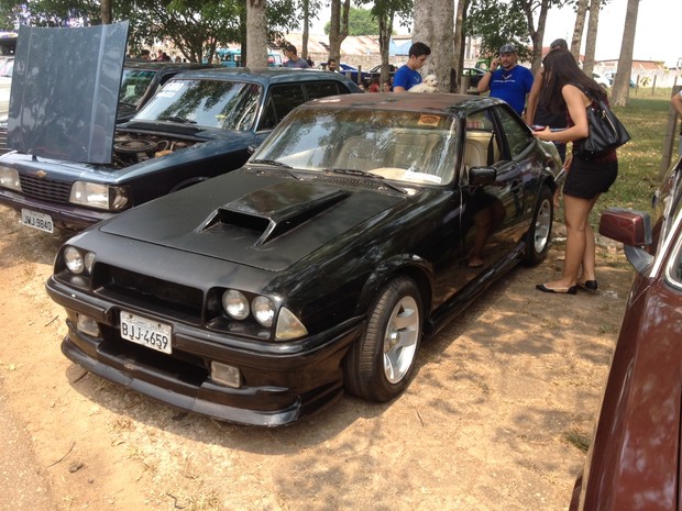 Carros antigos atraem amantes do automobilismo em Porto Velho (Foto: Toni Francis)