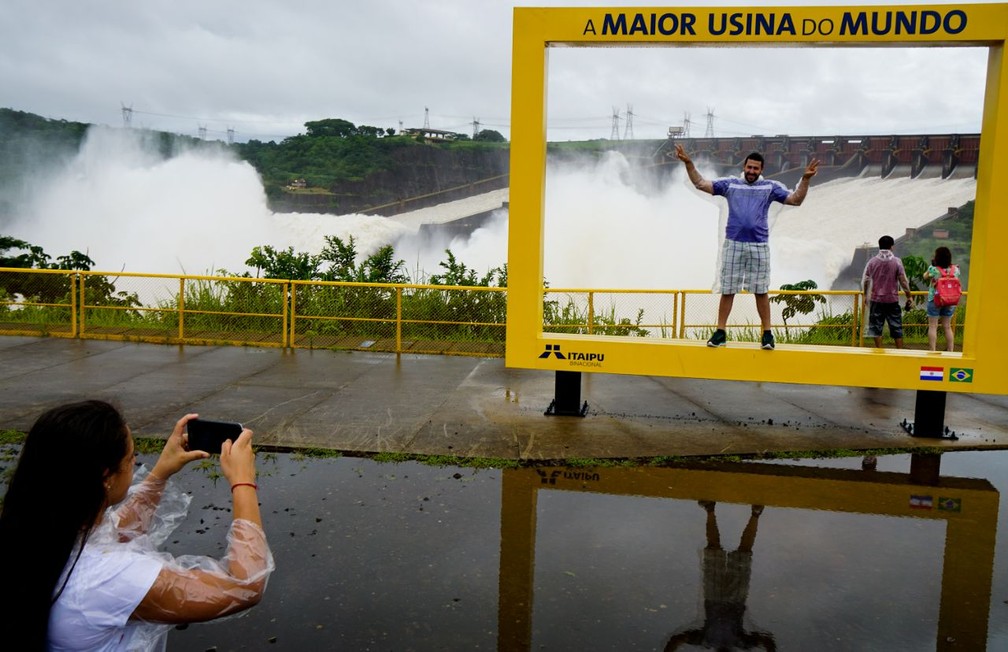 Turistas aproveitam para registrar cena rara com as 14 comportas do vertedouro de Itaipu abertas (Foto: Adenésio Zanella/Itaipu Binacional)