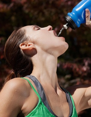 Corredora bebendo água em squeeze (Foto: Getty Images)