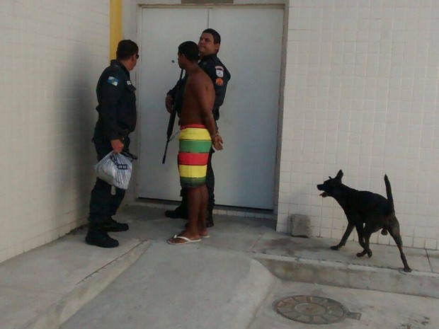 Cachorro acompanha o dono, que foi preso em Cabo Frio, no RJ, até a delegacia (Foto: Blog Eduander Silva) Cachorro acompanha o dono, que foi preso em Cabo Frio, no RJ, até a delegacia (Foto: Blog Eduander Silva)