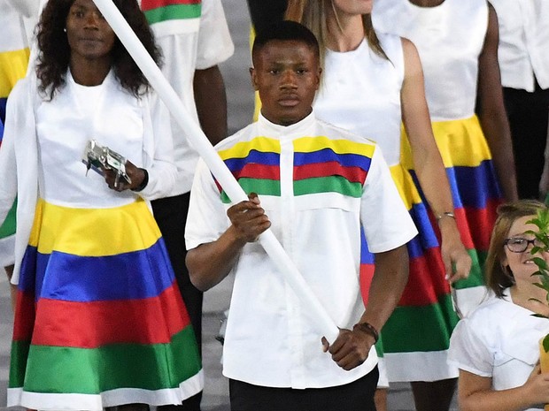 O boxeador Jonas Junius entra como porta-bandeira da Namíbia na cerimônia de abertura da Olimpíada do Rio, na sexta-feira (5) (Foto: Pedro Ugarte/AFP)