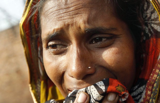 Mulher chora após perder tudo o que tinha em incêndio em favela de Bangladesh (Foto: Andrew Biraj/Reuters)