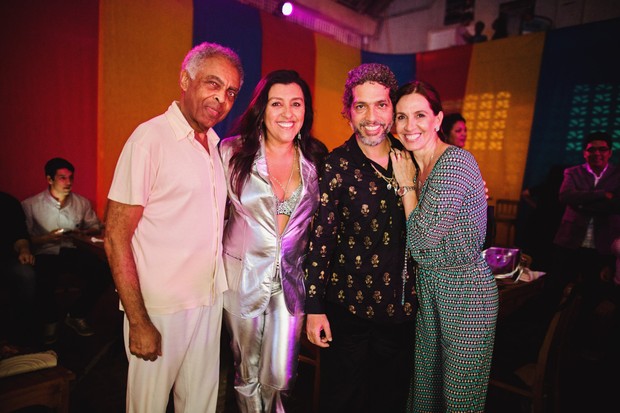 Regina Casé e Estevão Ciavatta com Gilberto Gil e a mulher, Flora (Foto: Rodrigo Esper (I Hate Flash)/Divulgação)