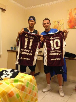 Neymar posa ao lado de Montillo (Foto: Reprodução / Instagram)
