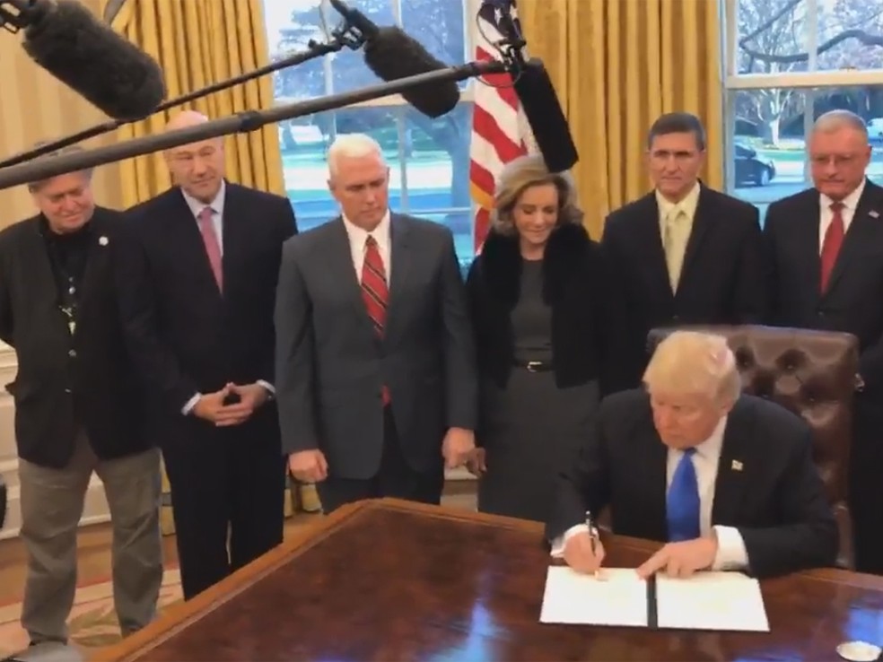 Trump assina ordem e cria plano para derrotar Estado Islâmico (Foto: Reprodução/Twitter/@POTUS)