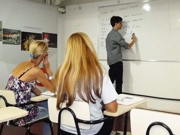 Elmo Lincoln também dá aulas de inglês e reclama de ausências no curso. (Foto: Sara Antunes/G1)