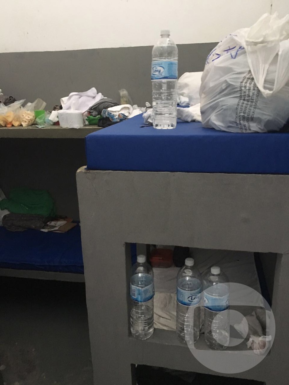 Camas de outros dois presos na Lava Jato (Foto: Patrícia Andrade e Mahomed Saigg/TV Globo)