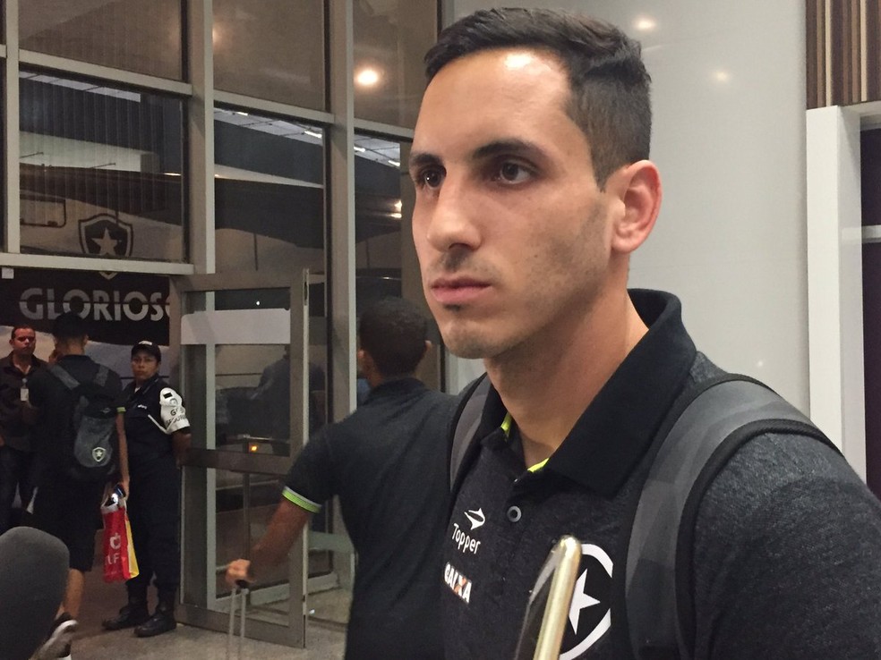 Gatito em desembarque do Botafogo nesta sexta-feira (Foto: Felippe Costa)