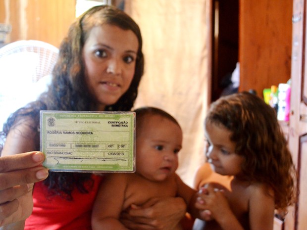 Rogéria ao lado dos filhos exibe título de eleitor (Foto: Rayssa Natani/G1)