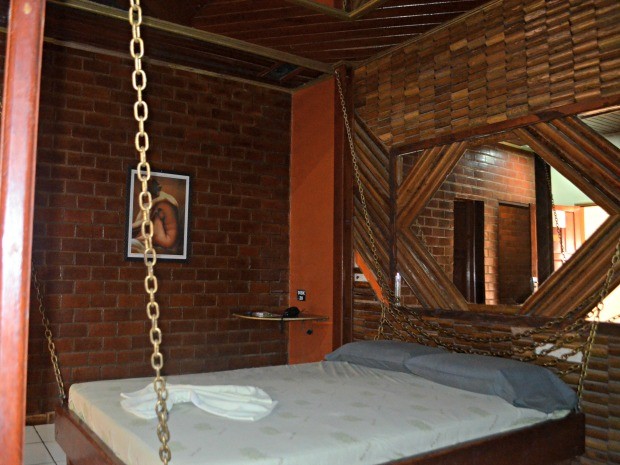 Empresário inovou e colocou correntes em cama de motel no Acre (Foto: Aline Nascimento/G1)