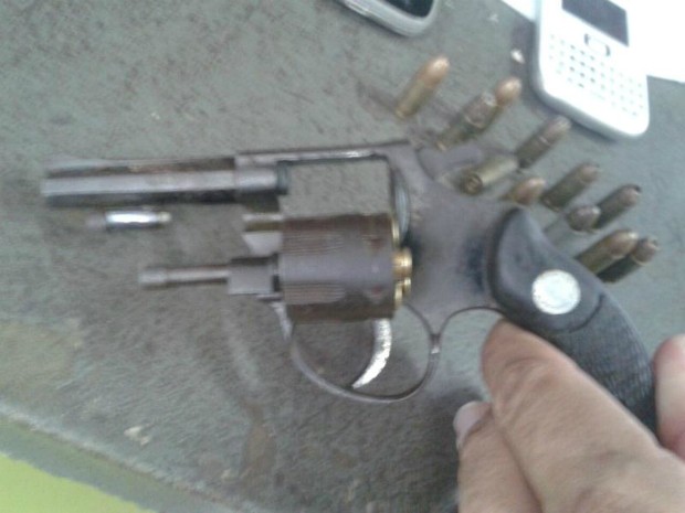 Uma arma foi encontrada na casa do homem detido (Foto: DivulgaÃ§Ã£o/ PolÃ­cia Militar de Cerqueira CÃ©sar)