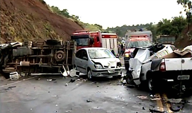 Homem morre e três ficam feridos em acidente na BR-259, no Espírito Santo. (Foto: Reprodução/TV Gazeta)