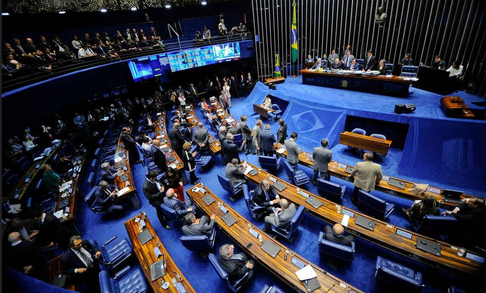Senadores reunidos em plenário durante a sessão de quarta, que aprovou solução para guerra fiscal (Foto: Marcos Oliveira/Agência Senado)