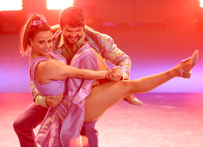 Viviane Araújo mostra boa forma e exibe pernões de dar inveja no 'Dança' (Foto: Carol Caminha / Gshow)