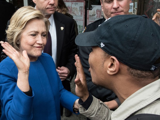 Hillary Clinton cumprimenta eleitor no Bronx, em Nova York, na quinta (7) (Foto: Andrew Renneisen/Getty Images/AFP ) Hillary Clinton cumprimenta eleitor no Bronx, em Nova York, na quinta (7) (Foto: Andrew Renneisen/Getty Images/AFP )