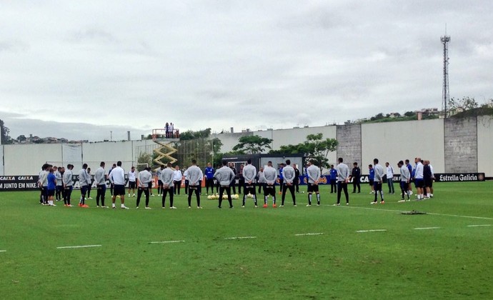 Corinthians homenageia Chape e faz um minuto de silêncio antes do treino