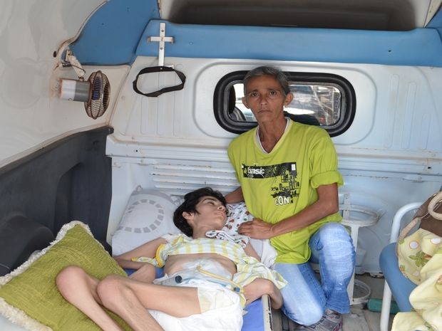 Dona de casa enfrenta estrada com a filha doente em ambulância não apropriada na esperaça da liberação do benefício do INSS (Foto: Tássio Andrade/G1)