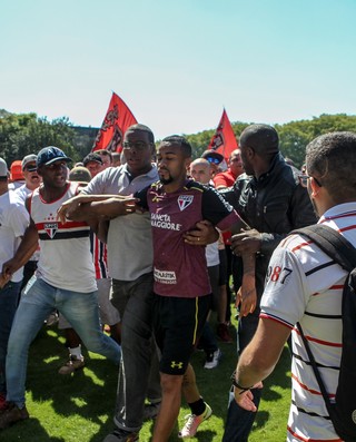 Wesley escoltado protesto são paulo (Foto: Rafael Arbex/Estadão Conteúdo)