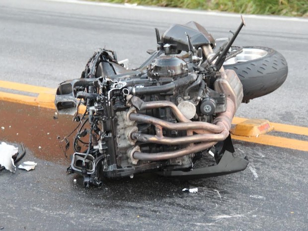Moto da vítima se partiu ao meio e a roda dianteira foi arrancada (Foto: Gilmar Sana / Italva em Foco)