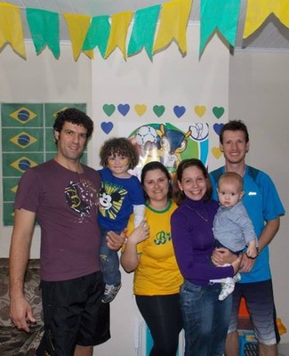 Familia de Gabriel reunida antes de jogo do Brasil na Copa do Mundo (Foto: Laura Bedin/Arquivo Pessoal)