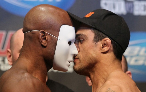 Anderson Silva encara Vitor Belfort (Foto: Divulgação/UFC)