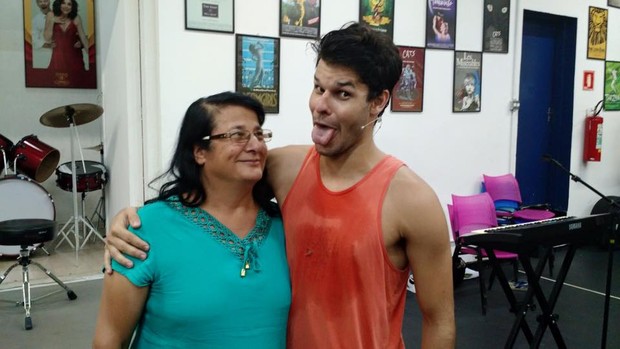 Produção e atores de Mamonas Assasinas - O Musical encontram familia dos músicos (Foto: Divulgação)