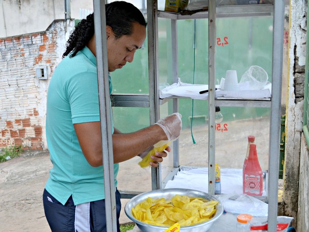 Bruno passou a trabalhar ao lado do pai há sete anos  (Foto: Quésia Melo/G1)