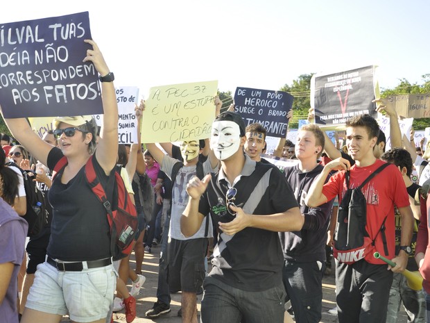 Manifestantes protestaram contra corrupção durante evento da Copa em Cuiabá. (Foto: Denise Soares/G1)