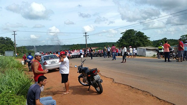 Em Ceará-Mirim, pista foi obstruída por volta das 7h no Km 163 (Foto: J Neto)